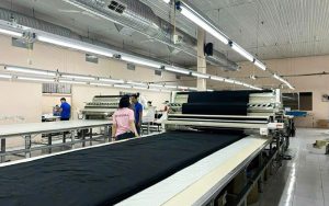 So sánh máy trải vải tự động và trải vải thủ công về độ chính xác